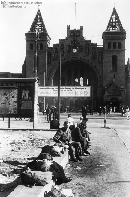 Scene in Front of the Train Station in Hamburg-Altona (1947)
